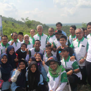 Rektor Universitas Muria Kudus Melakukan Penanaman Pohon Bersama Gubernur Jawa Tengah
